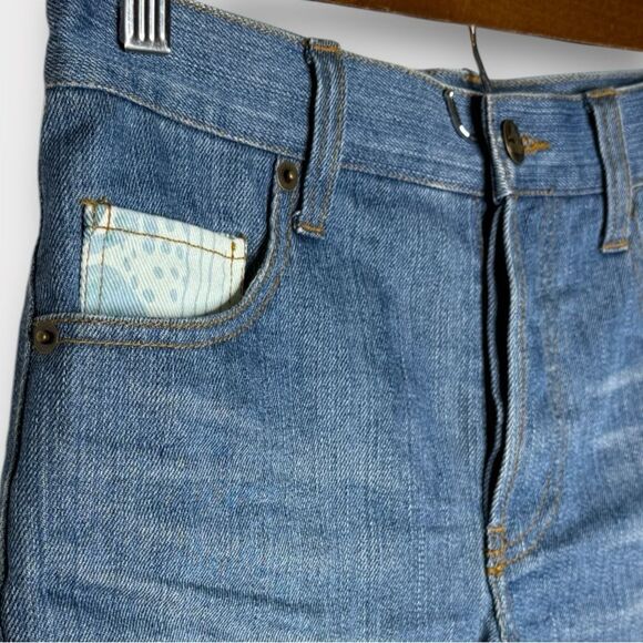 NWOT Levitate Distressed Denim Shorts Blue Floral Patchwork‎ Accents Size 25 - Picture 4 of 9